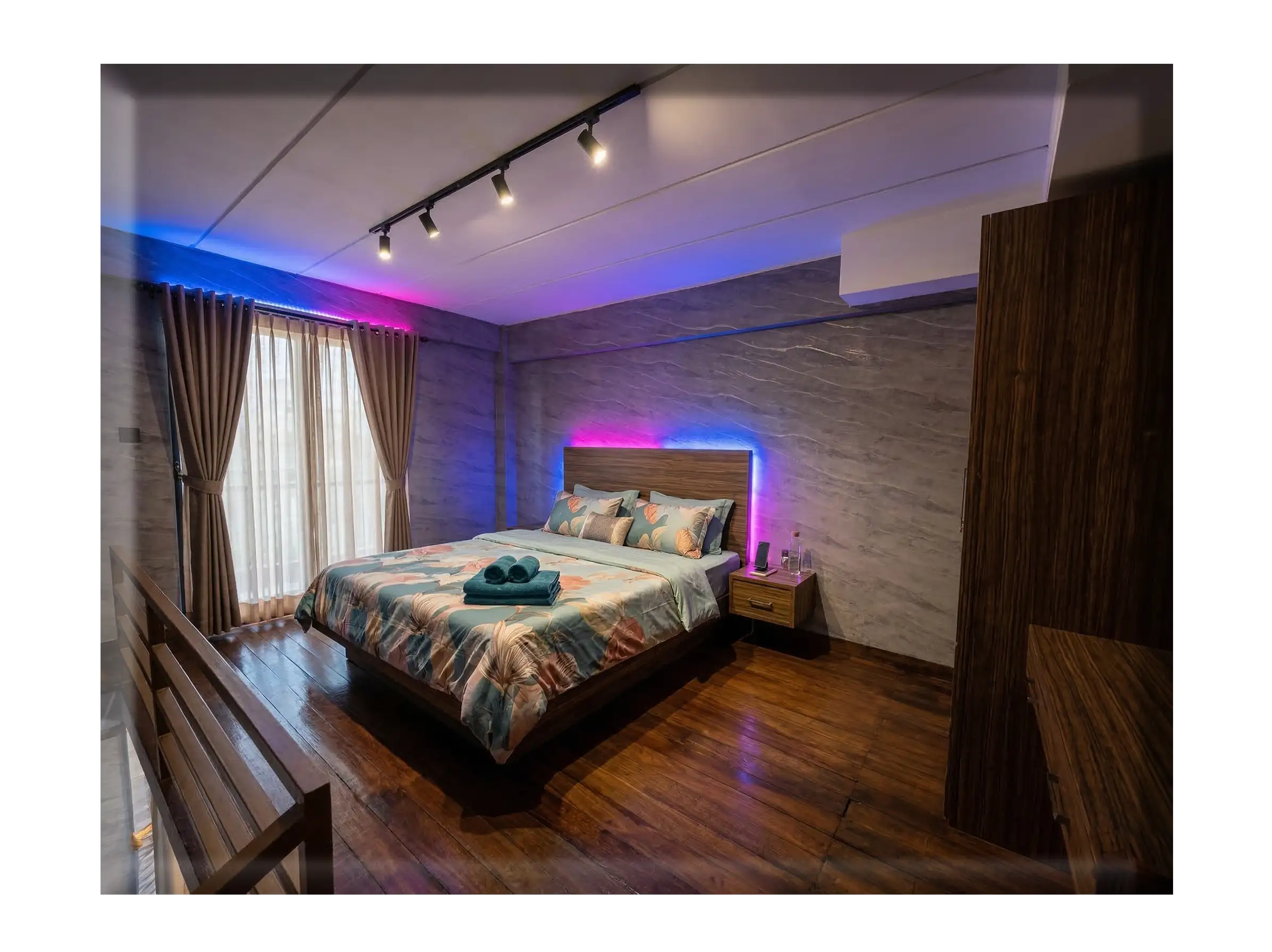 Interior kamar spa mewah di RPS Bali dengan tempat tidur pijat bersih, dekorasi bunga, dan suasana pencahayaan yang tenang. spa plus kuta bali.