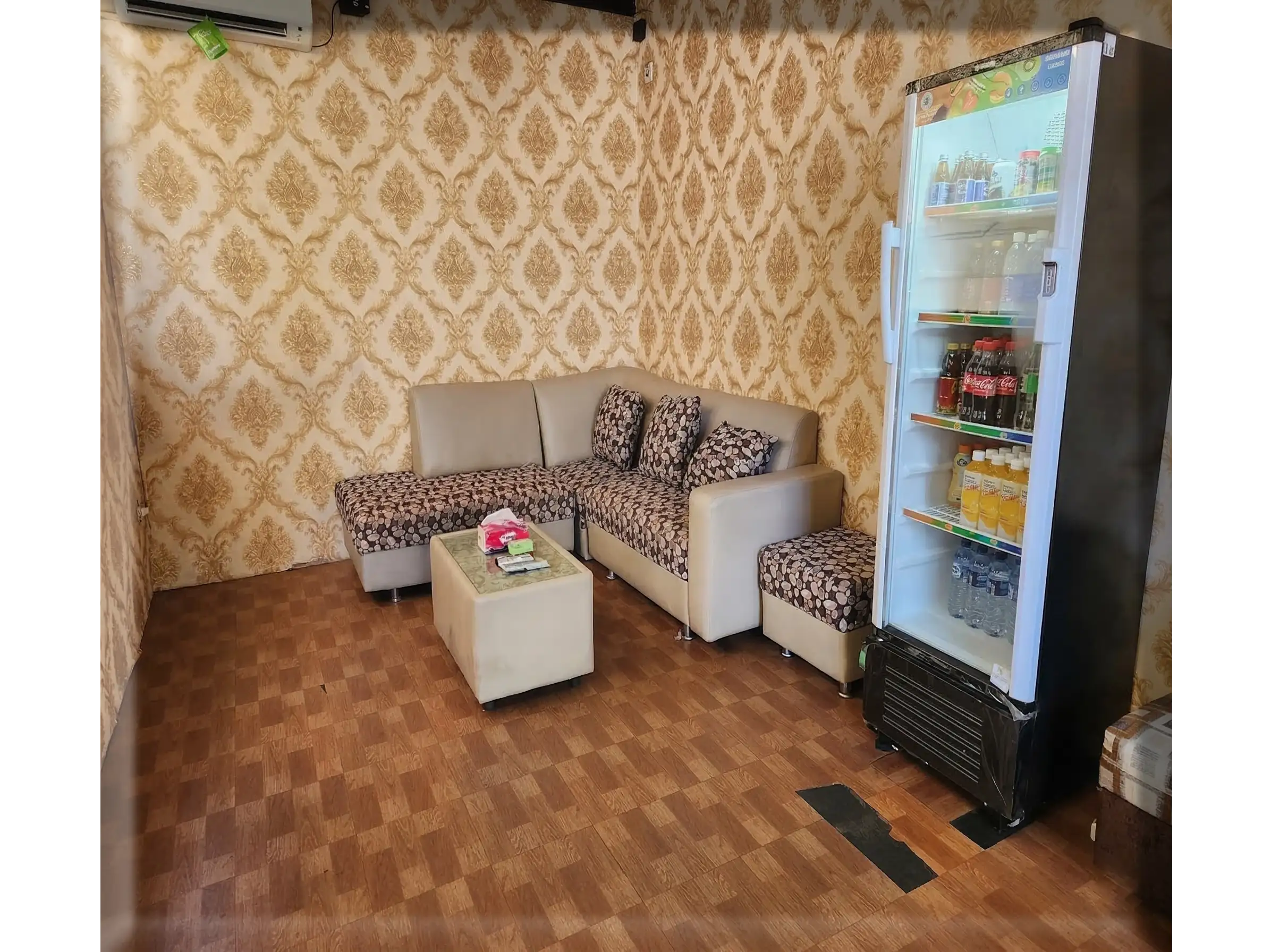 Lobby atau ruang tunggu RPS Spa Bali yang nyaman dengan sofa modern dan dekorasi interior yang tenang untuk menyambut tamu.