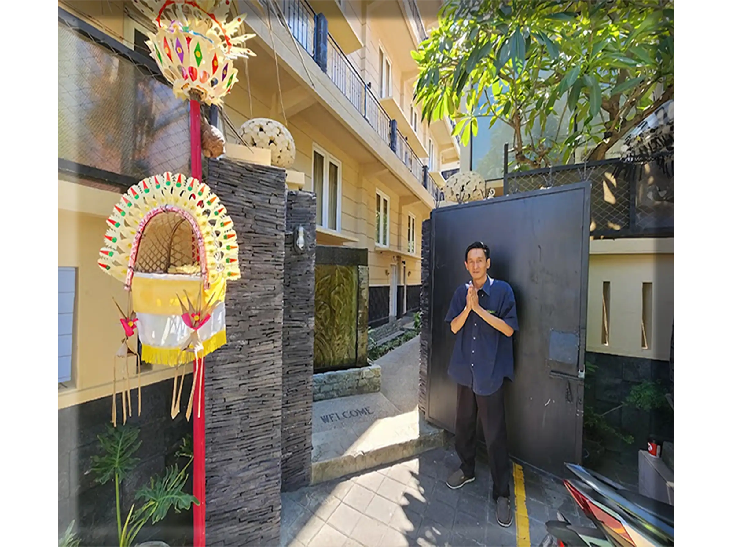 Tampak depan gedung RPS Spa di Bali dengan ornamen Penjor khas Bali dan staf yang menyambut ramah.